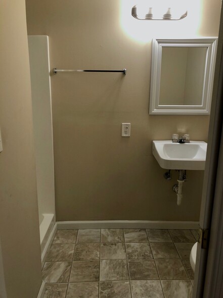 En-suite bathroom - 1401 N DUKE ST