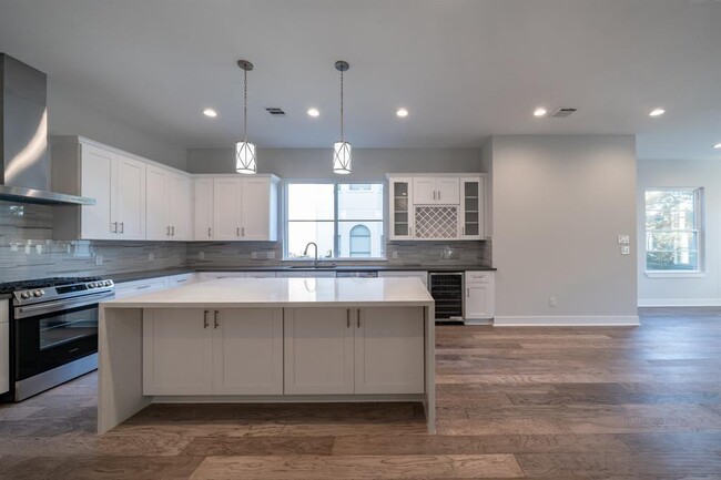 Building Photo - 1328 W 23rd St