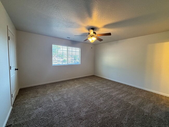 Building Photo - 3 bed 2.5 bath townhome