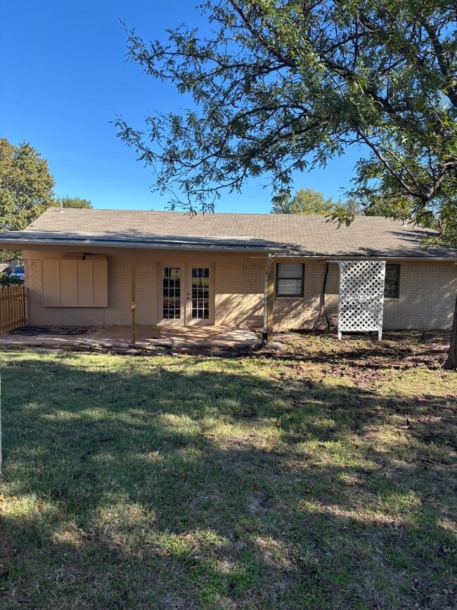 Building Photo - 3 bedroom, 1 3/4 baths NOW AVAILABLE in the Eisenhower School District!