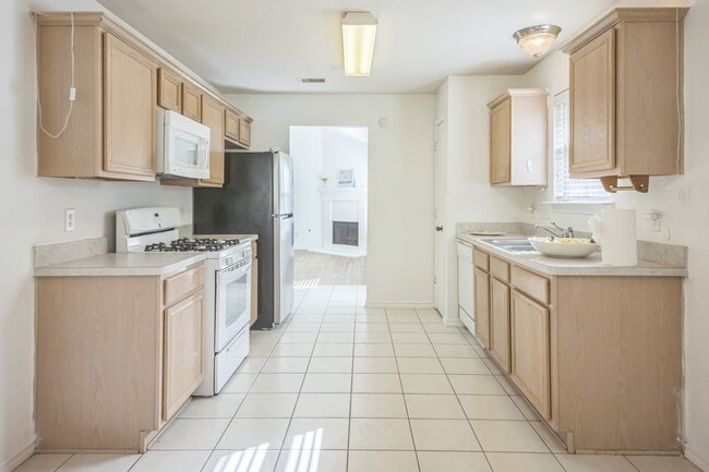 Building Photo - 5751 Wandering Creek Dr