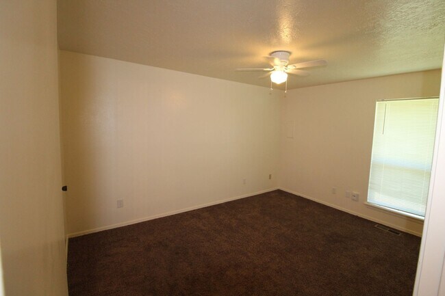 Building Photo - 211-213 Skylark Ct