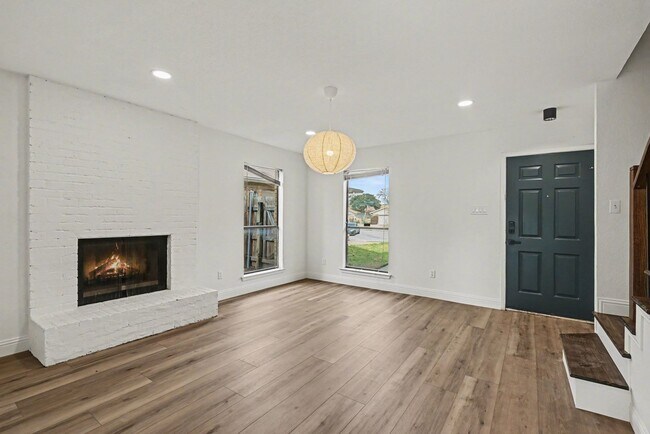 Building Photo - Beautifully updated 2-2.5-2 in Mistletoe Heights, Fort Worth!