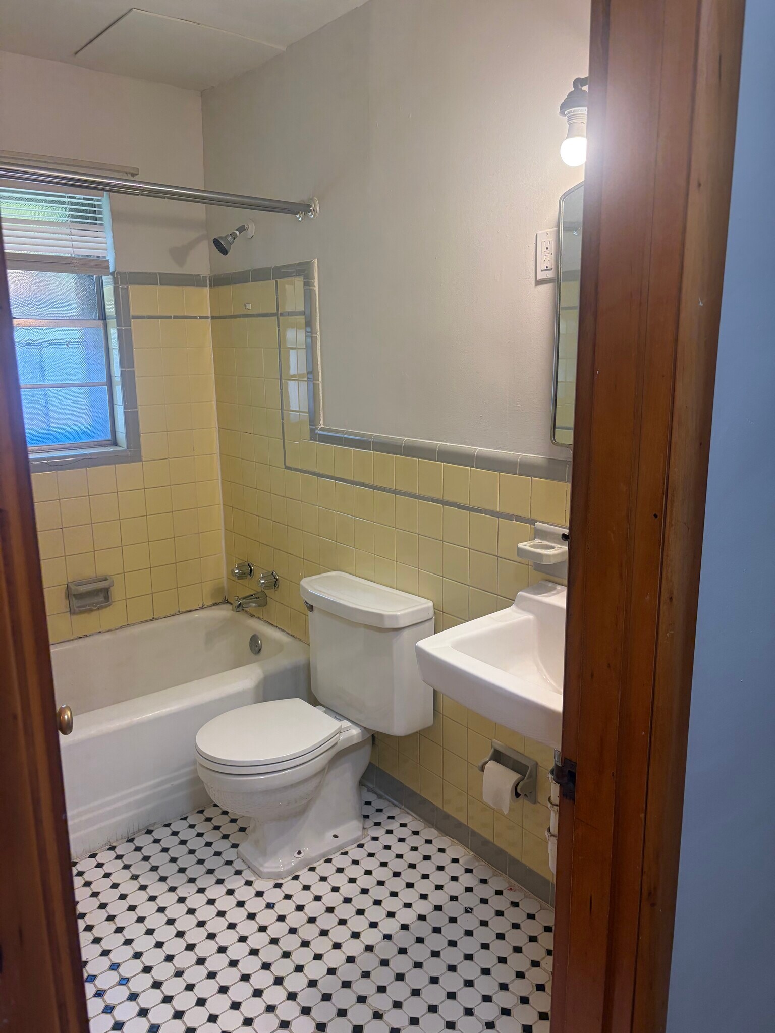 Building Photo - 218 W Florence Ave