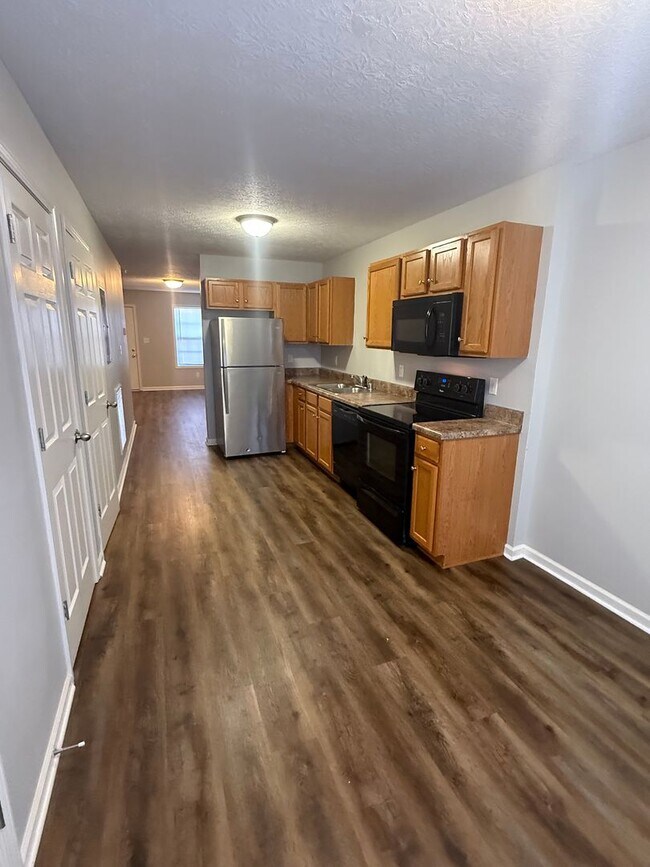 Building Photo - HALF OFF ONE MONTH AT UPPER STONE!