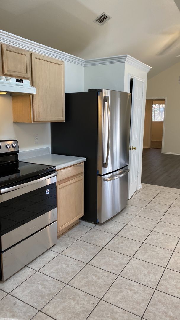 Building Photo - CUTE 3 BEDROOM IN SPRING CREEK FOREST*NEIS...