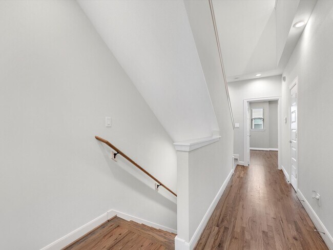 Building Photo - 2727 Clinton Dr