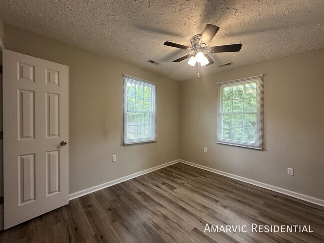 Building Photo - 833 Amye St
