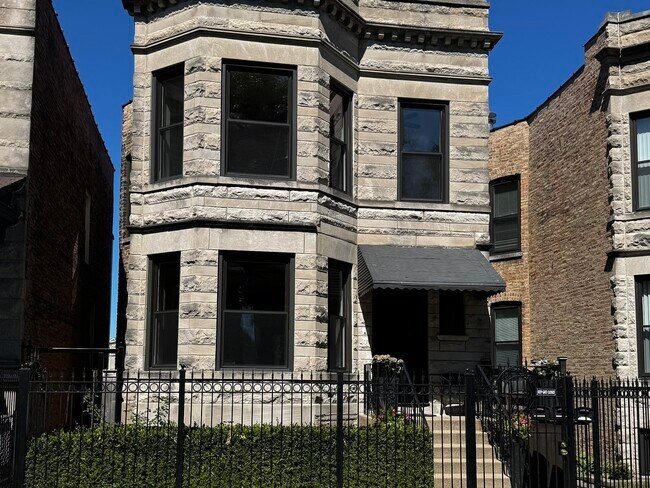 Building Photo - 2424 N Mozart St