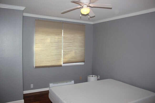 Building Photo - Gated Condo 2 bedroom 2 bath with no stairs!