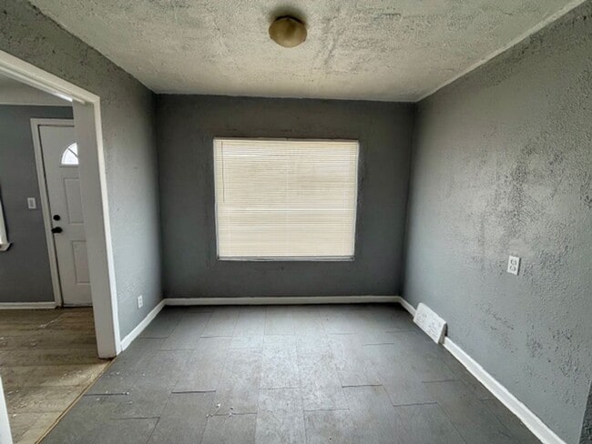 Building Photo - 3-Bedroom Section 8 Welcome