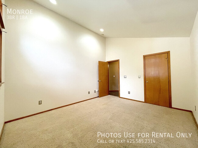 Building Photo - Monroe-