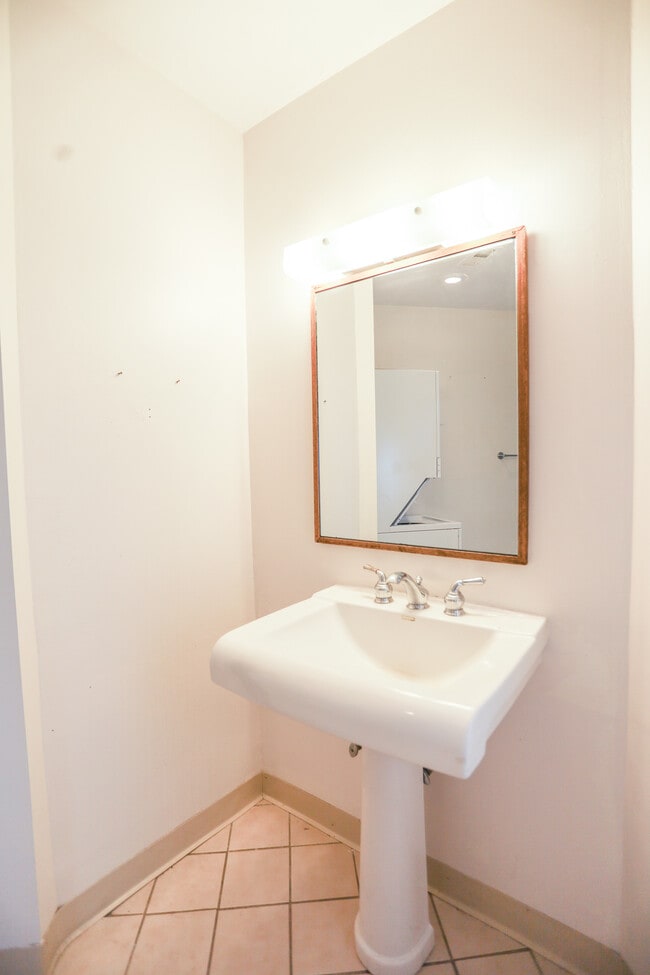 Building Photo - 5219 N Clark St