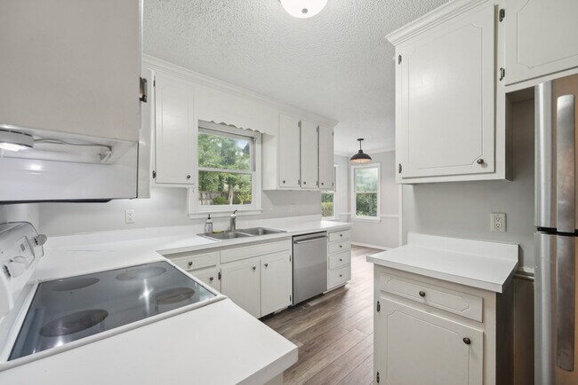 Building Photo - 1610 S Wade Ave