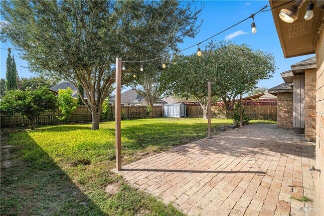 Building Photo - 24 Date Palm St