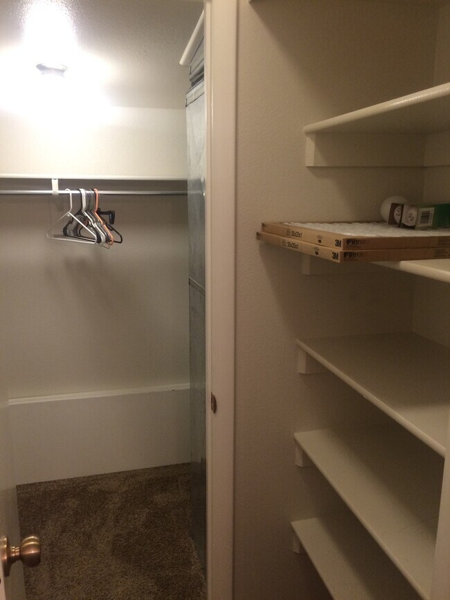 Building Photo - Very Nice 1 bed 2 bath with community pool.