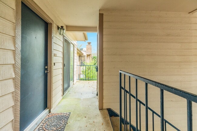 Building Photo - 7128 N Holiday Dr