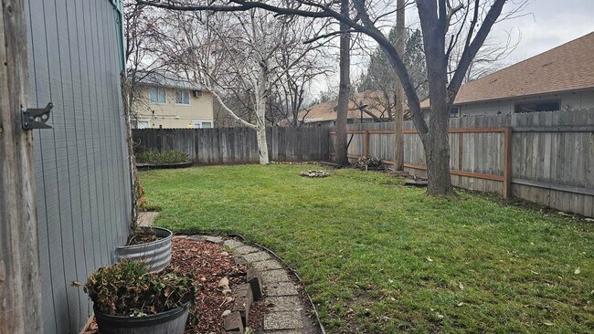 Building Photo - Glendale Duplex