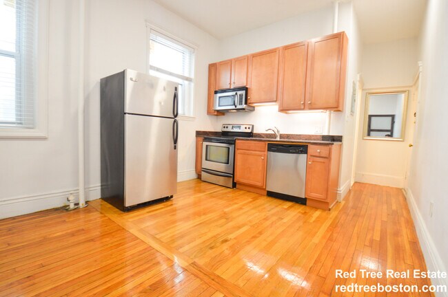 Building Photo - 60 Charlesgate E