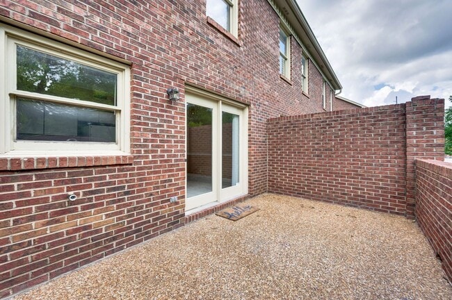 Building Photo - Awesome 2BE/2.5BA condo in Green Hills!