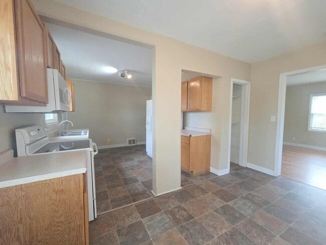 Building Photo - Spacious home for rent!