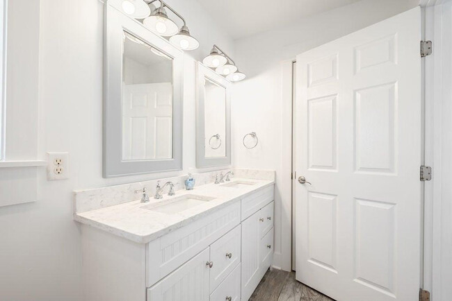 Building Photo - 110 E Blue Crab Loop