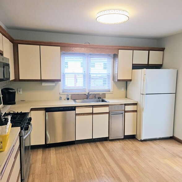 KITCHEN - 109 Rockwell St