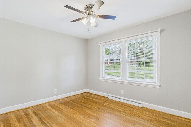 Building Photo - Large Home in Guilford Hills, Hardwood Flo...
