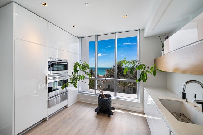 Building Photo - 5959 Collins Ave