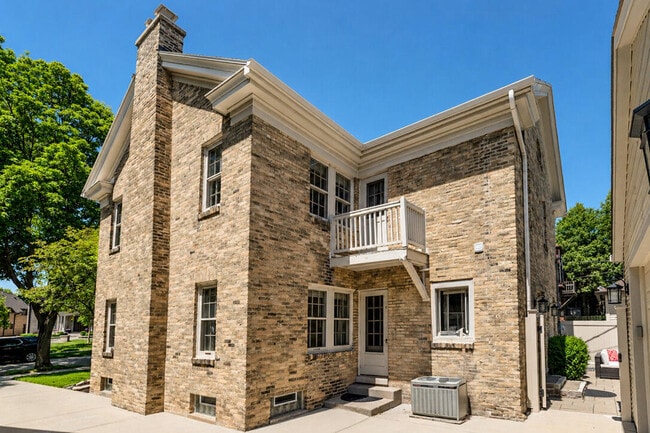 Building Photo - 5062 N Larkin St