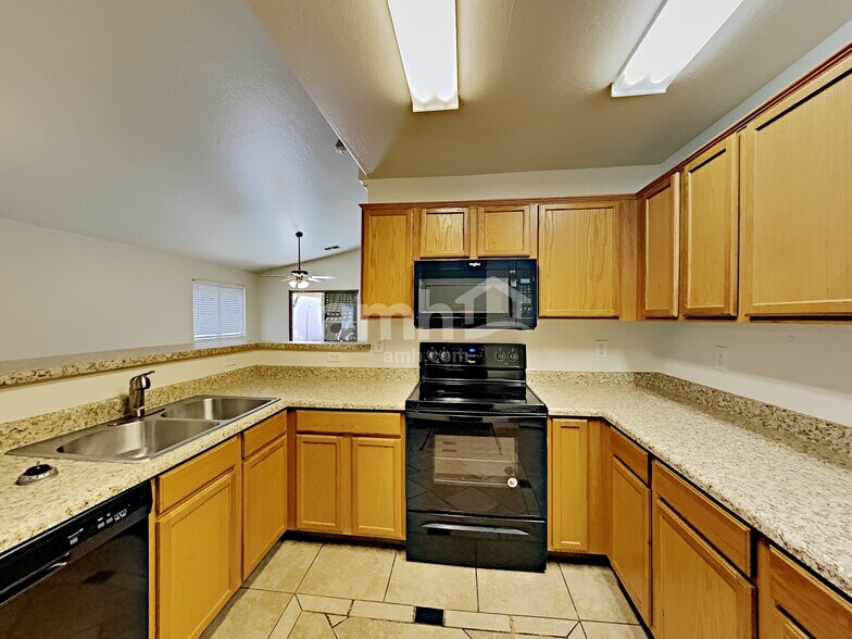 Building Photo - 16043 W Vogel Ave