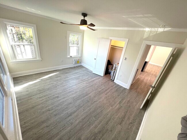 Spacious rooms - 855 W 43rd Pl