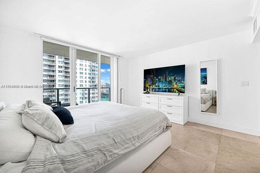 Building Photo - 1155 Brickell Bay Dr