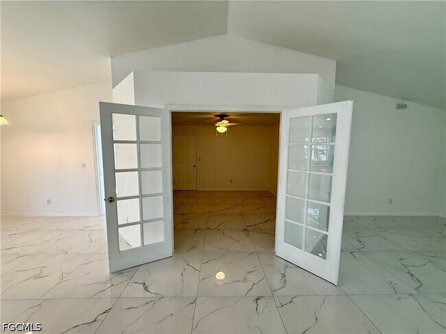 Building Photo - 2209 NE 9th Ave