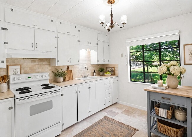 Building Photo - "Charming 2-Bedroom Retreat with Full Bath in the Heart of Castroville!"