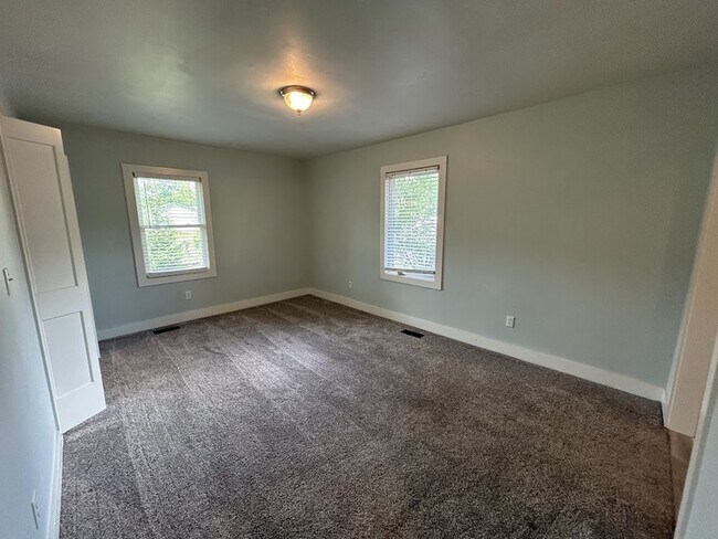 Building Photo - 1931 Stevens Dr NE