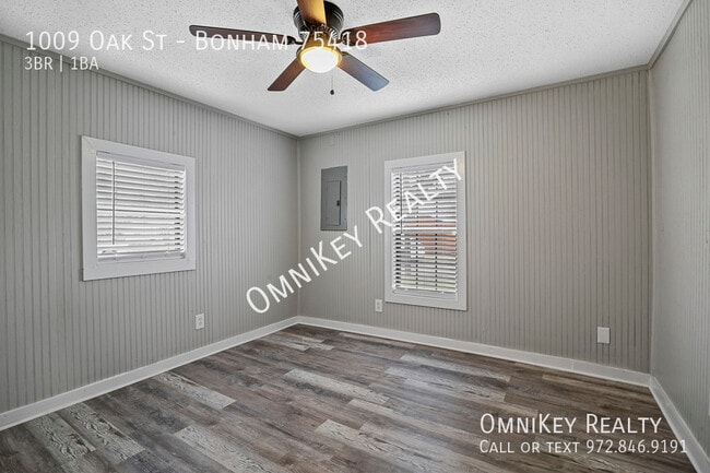 Building Photo - 1009 Oak St