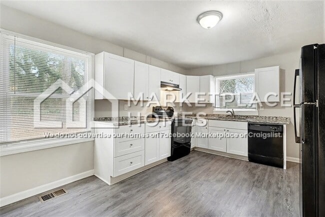 Building Photo - 939 Redford Dr SE