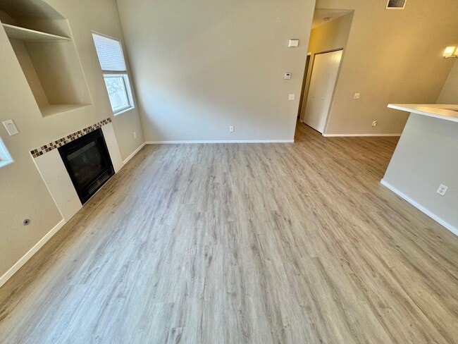 Building Photo - STUNNING 2 BEDROOM / 2 FULL BATH CONDO UNI...
