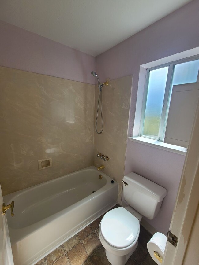 Building Photo - Charming 2 Bedroom Townhouse in Castro Val...