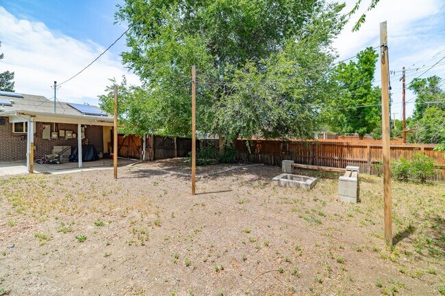 Building Photo - Amazing 3 bed/3 bath rental.  New Flooring!!  Solar Panels!!