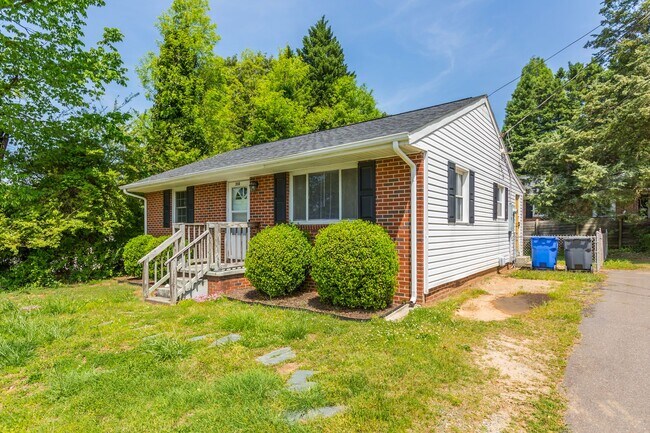 Building Photo - Adorable home in Kernersville!