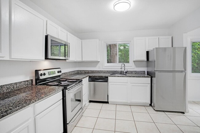 Building Photo - Renovated 4BR/3.5BA Townhome in Stafford –...