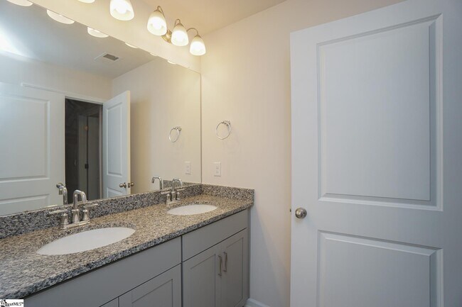 Building Photo - 204 Reynard Trl