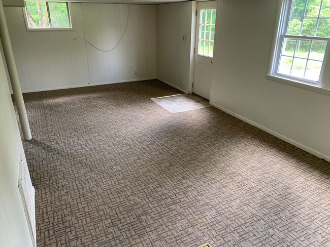 Building Photo - 3 Bedroom Close to Lewis Gale Hospital