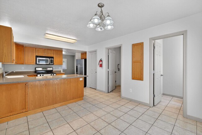 Building Photo - Must-See Apartment in Pheasant Ridge  Pocatello!