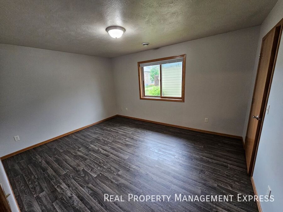 Building Photo - Spacious 3-bedroom, 1-bathroom Townhome Wi...