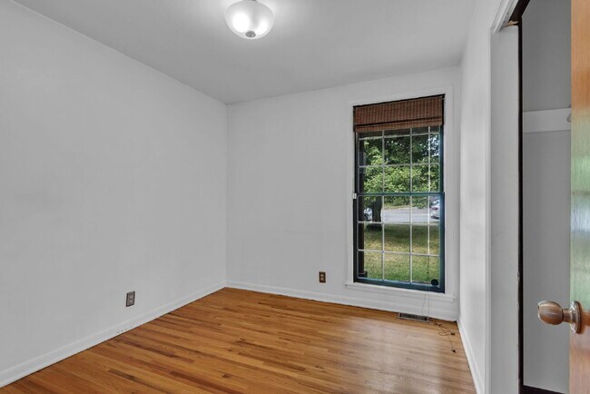 Building Photo - "Charming 3-Bedroom Haven with Gleaming Hardwood Floors in Vibrant Nashville Neighborhood!"
