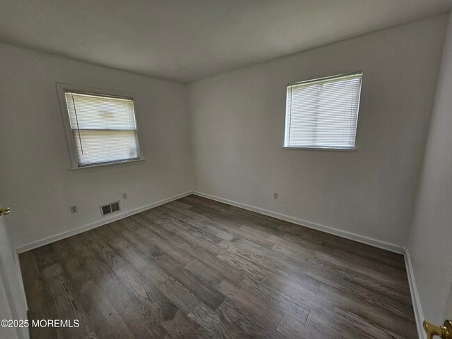 Building Photo - 204 Mill Creek Dr