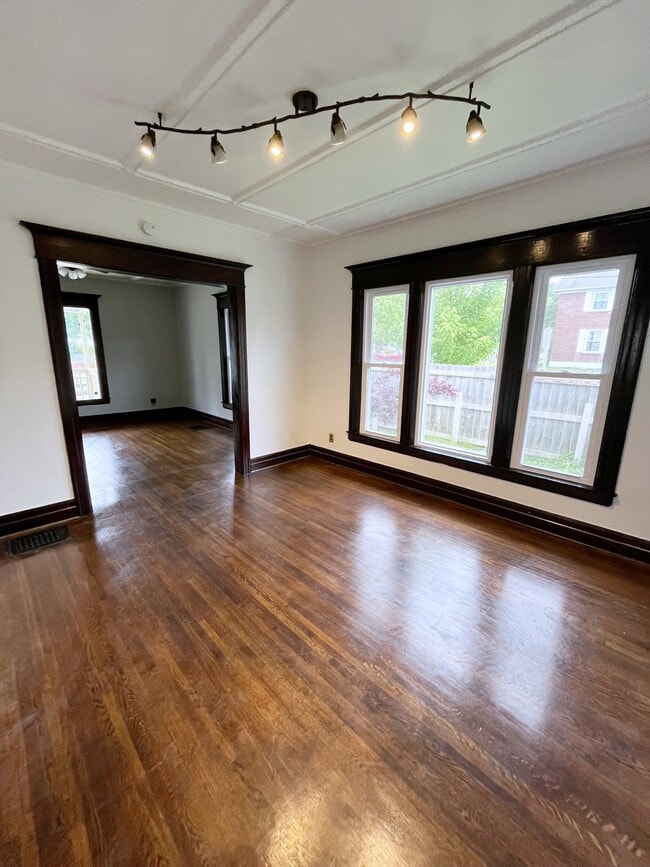 Building Photo - 1112 Salina St
